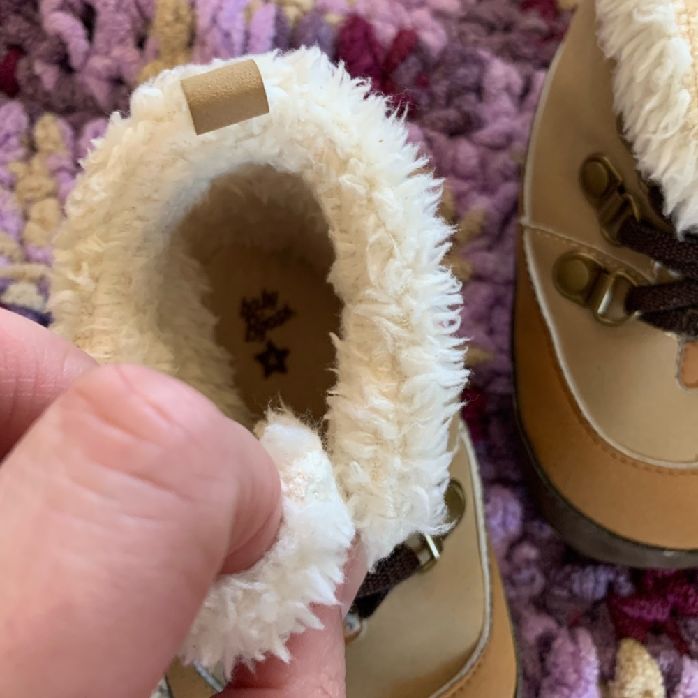 *HP* Adorable Baby Shoes - Picture 4 of 9